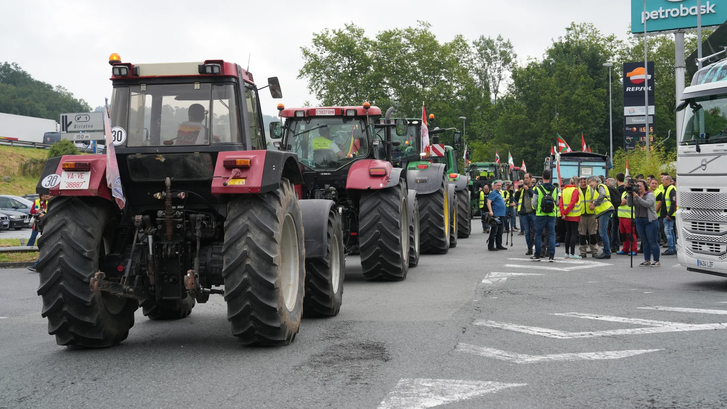 Tractores durante una protesta de agricultores, en la frontera entre España y Francia, en Biriatou Tractores durante una protesta de agricultores, en la frontera entre España y Francia, en Biriatou