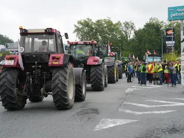 Tractores durante una protesta de agricultores, en la frontera entre España y Francia, en Biriatou