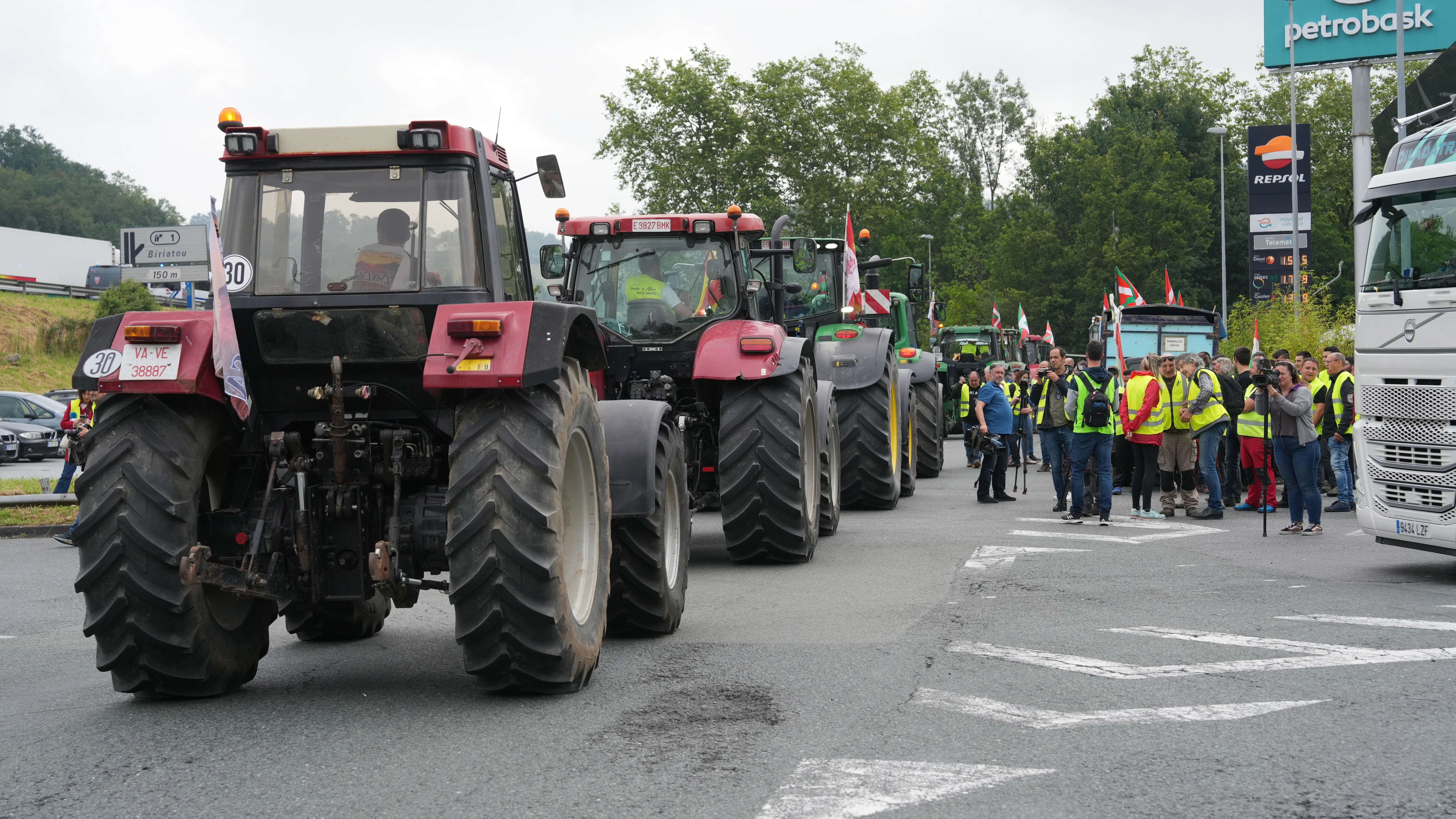 Tractores durante una protesta de agricultores, en la frontera entre España y Francia, en Biriatou