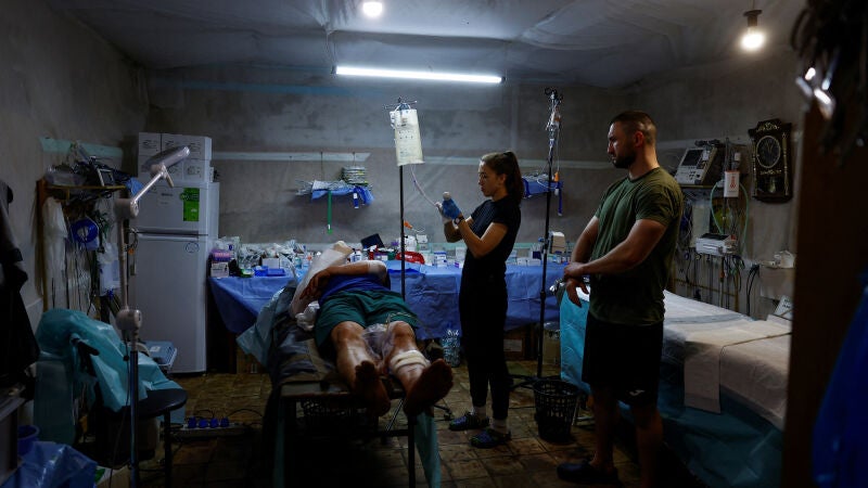 Médicos tratan a un militar ucraniano herido cerca del frente en la región de Járkiv, Ucrania, el 2 de junio de 2024. 