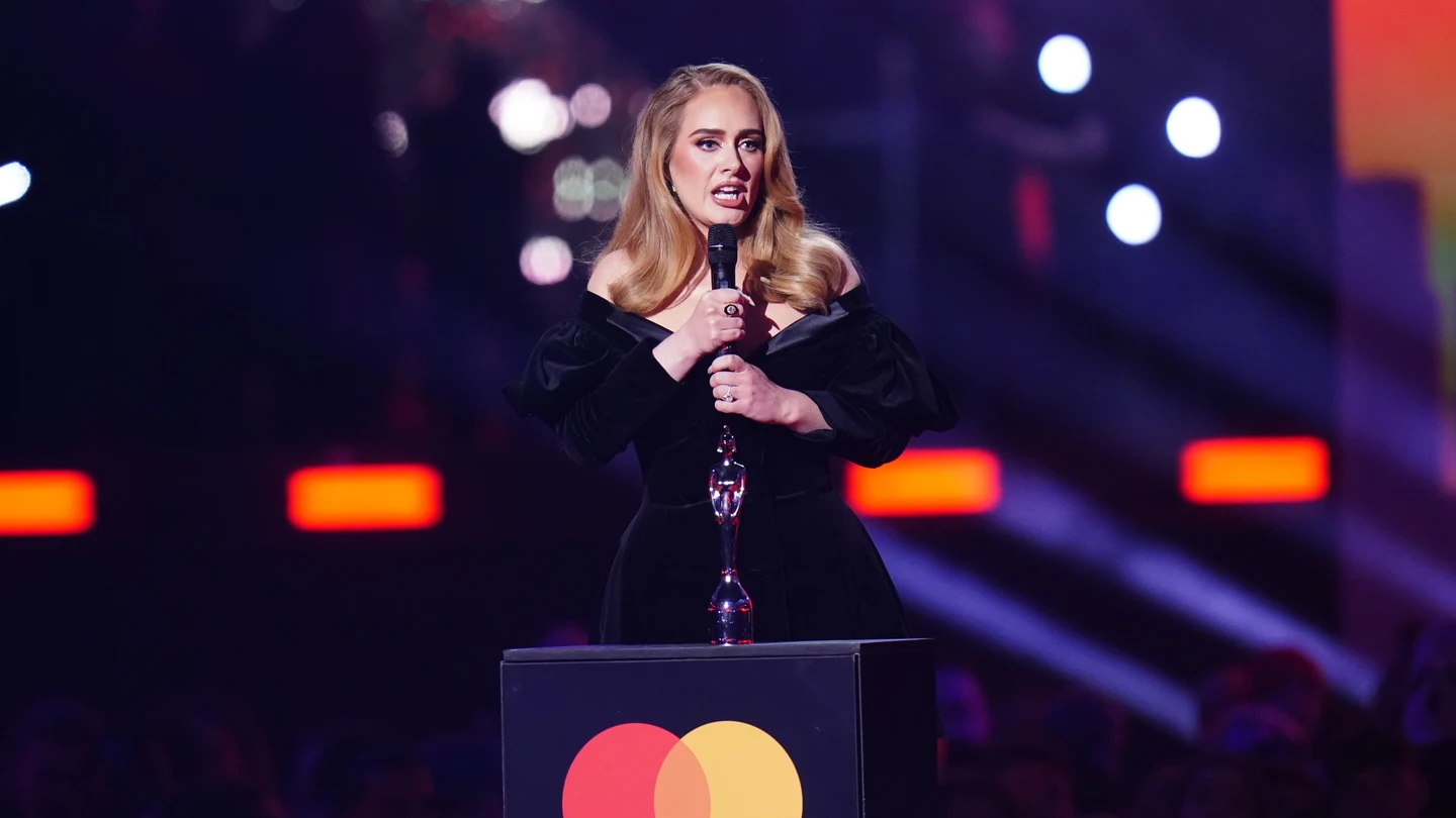La cantautora inglesa Adele recibe el premio a la Artista del Año durante los Brit Awards 2022 en el O2 Arena. La cantautora inglesa Adele recibe el premio a la Artista del Año durante los Brit Awards 2022 en el O2 Arena.