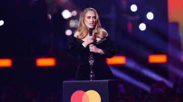 La cantautora inglesa Adele recibe el premio a la Artista del Año durante los Brit Awards 2022 en el O2 Arena. 