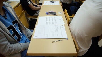 Estudiantes antes de empezar un examen, el primer día de la Evaluación de Acceso a la Universidad (EvAU), en la Politécnica de la Universidad de Alcalá de Henares, a 3 de junio de 2024, en Alcalá de Henares, Madrid (España). 