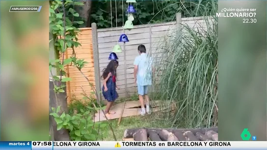 Tienen una cama elástica pero prefieren saltar sobre madera: "Los tiene aburridos y esto les hace gracia" Tienen una cama elástica pero prefieren saltar sobre madera: "Los tiene aburridos y esto les hace gracia"