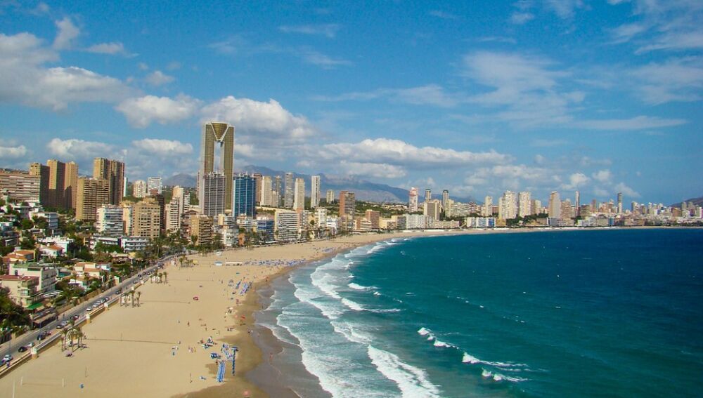 Estas son las 12 ciudades españolas con mar que reciben más turistas