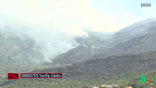 El incendio de Tarifa sigue activo, pero el viento amaina y los vecinos ya est&aacute;n de vuelta en sus casas