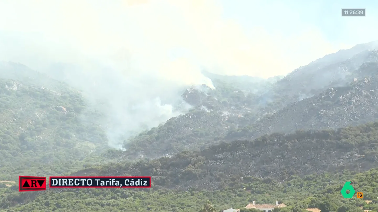 El incendio de Tarifa sigue activo, pero el viento amaina y los vecinos ya están de vuelta en sus casas El incendio de Tarifa sigue activo, pero el viento amaina y los vecinos ya están de vuelta en sus casas