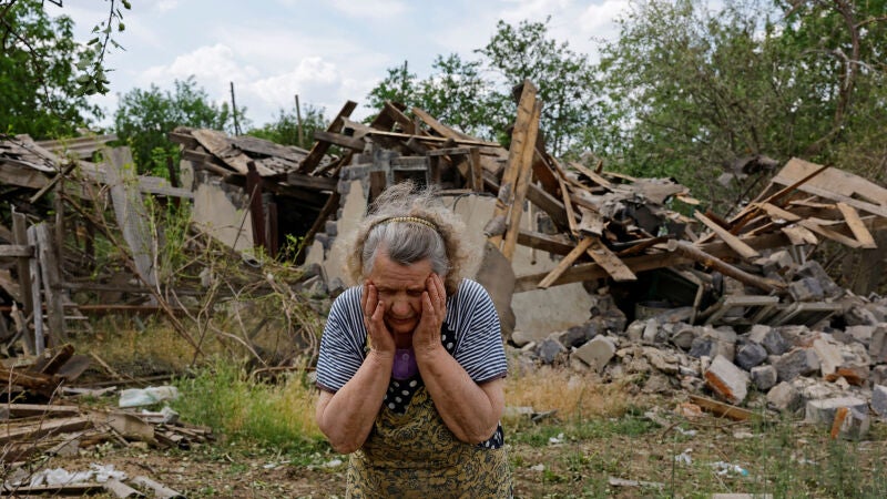 La residente local Valentina Chernaya, de 90 años, tras los recientes bombardeos en el pueblo de Rozivka (Rozovka) en la región de Donetsk, Ucrania. 