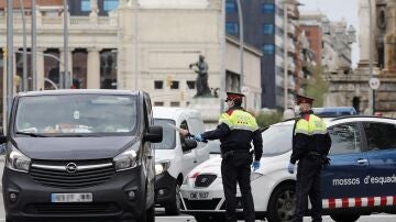 Una patrulla de los Mossos d'Esquadra trabajando en Barcelona, en una imagen de archivo.