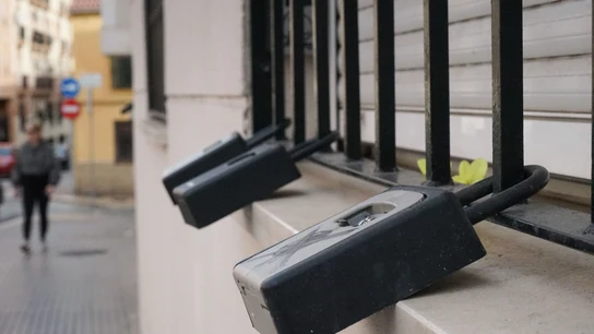 Imagen de archivo de varios candados para las llaves en un edificio de apartamentos turísticos en el centro de Málaga. Imagen de archivo de varios candados para las llaves en un edificio de apartamentos turísticos en el centro de Málaga.