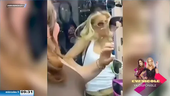 El inesperado golpe de una chica contra una pared de cristal en una tienda de gafas El inesperado golpe de una chica contra una pared de cristal en una tienda de gafas