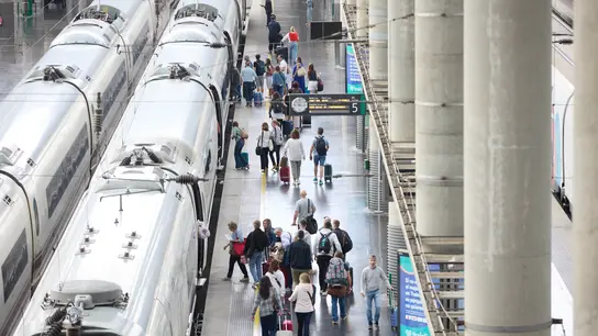 Viajeros con maletas en uno de los andenes de la estación Almudena Grandes-Atocha Cercanías, a 28 de abril de 2023, en Madrid (España). Viajeros con maletas en uno de los andenes de la estación Almudena Grandes-Atocha Cercanías, a 28 de abril de 2023, en Madrid (España).