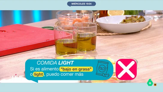 Pablo Ojeda desmonta el mito de la comida 'light' y desvela qué se oculta realmente detrás de esta etiqueta No, si un alimento es 'light' o 'bajo en grasas' no podemos comer más. Pablo Ojeda explica en este vídeo qué significa realmente esta etiqueta en algunos productos y por qué hay que tener cuidado al consumirlos si no queremos engordar.