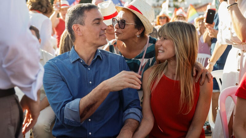 El presidente del Gobierno, Pedro Sánchez, junto a su mujer, Begoña Gómez, en un acto del PSOE en Benalmádena (Málaga)