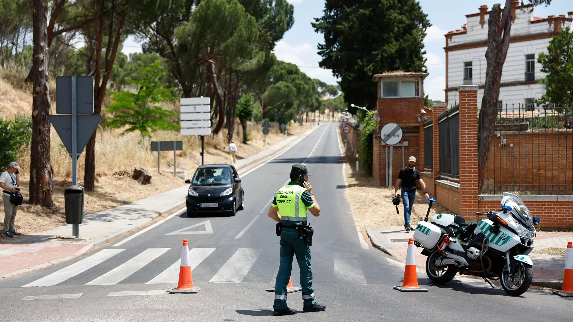 Lugar del asesinato a tiros de Borja Villacís acordonado por las fuerzas de seguridad.