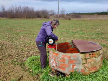 Personal del IGME-CSIC durante un estudio del agua
