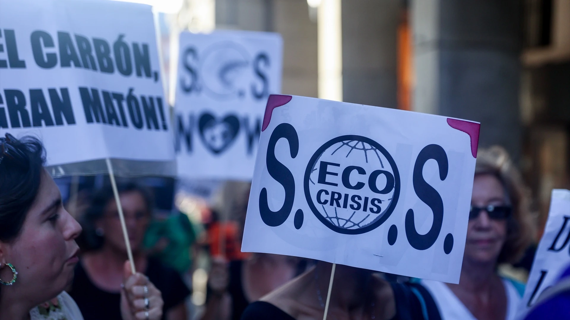 Decenas de activistas protestan en una manifestación por la descarbonización en la Plaza Mayor, a 15 de septiembre de 2023, en Madrid (España)