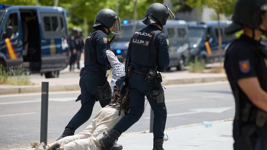 Varios agentes de Policía Nacional se llevan a un hombre durante una manifestación de los estudiantes acampados en la Universidad Complutense de Madrid (UCM), a 6 de junio de 2024, en Madrid (España). Varios agentes de Policía Nacional se llevan a un hombre durante una manifestación de los estudiantes acampados en la Universidad Complutense de Madrid (UCM), a 6 de junio de 2024, en Madrid (España).
