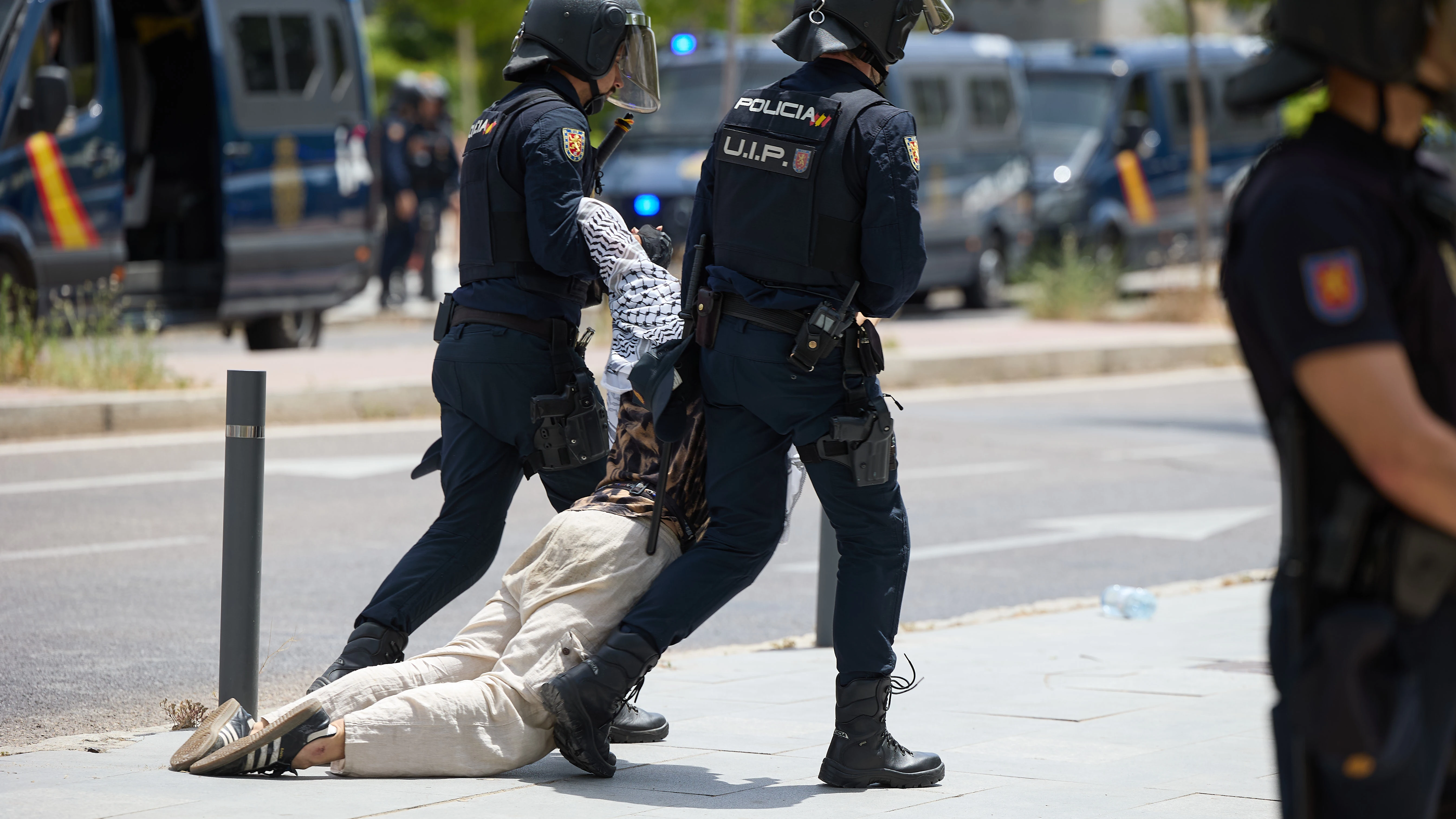 Varios agentes de Policía Nacional se llevan a un hombre durante una manifestación de los estudiantes acampados en la Universidad Complutense de Madrid (UCM), a 6 de junio de 2024, en Madrid (España).