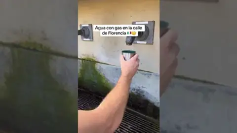 Un joven muestra en TikTok que en Florencia hay fuentes con grifos de agua con gas gratis en la calle: "Increíble" Un joven muestra en TikTok que en Florencia hay fuentes con grifos de agua con gas gratis en la calle: "Increíble"