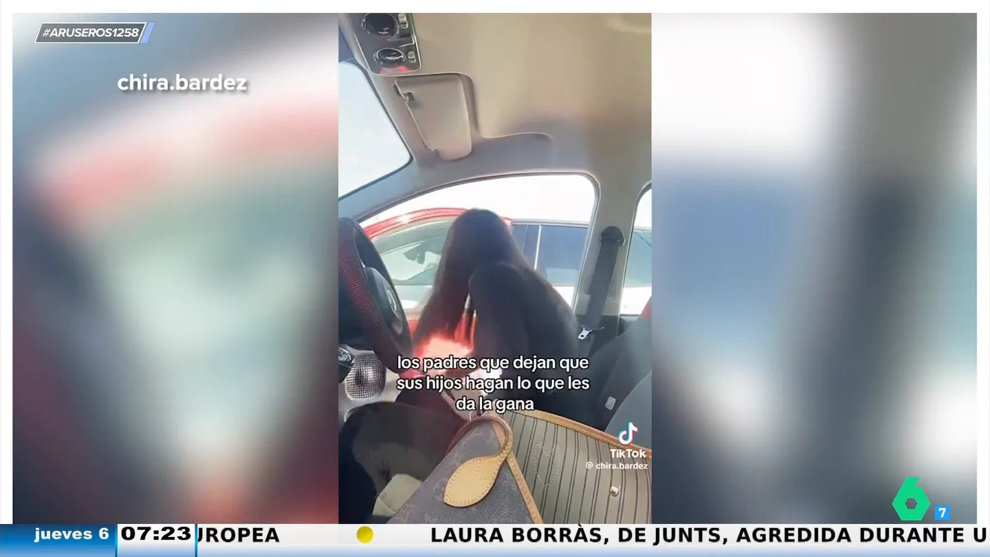 Una joven decide tomarse la justicia por su mano golpeando un coche Una joven decide tomarse la justicia por su mano golpeando un coche