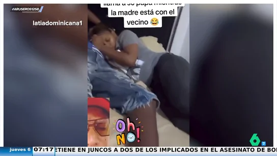 Una hija desvela a su padre por videollamada la infidelidad de su madre con el vecino: "¡Míralo! Está durmiendo con mamá" Una hija desvela a su padre por videollamada la infidelidad de su madre con el vecino: "¡Míralo! Está durmiendo con mamá"