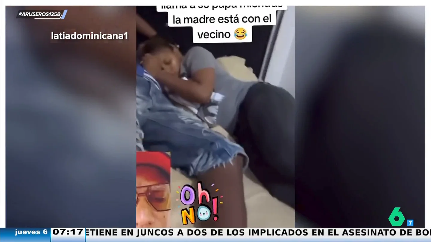 Una hija desvela a su padre por videollamada la infidelidad de su madre con el vecino: "¡Míralo! Está durmiendo con mamá" Una hija desvela a su padre por videollamada la infidelidad de su madre con el vecino: "¡Míralo! Está durmiendo con mamá"