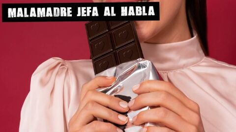 Mujer comiendo chocolate.