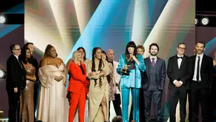 Alex Duda acepta el premio a «Outstanding Daytime Talk Series» con el elenco y el equipo en el escenario durante la 50ª edición de los premios Daytime Emmy en The Westin Bonaventure Hotel &amp; Suites, Los Ángeles el 15 de diciembre de 2023 en Los Ángeles, California. 