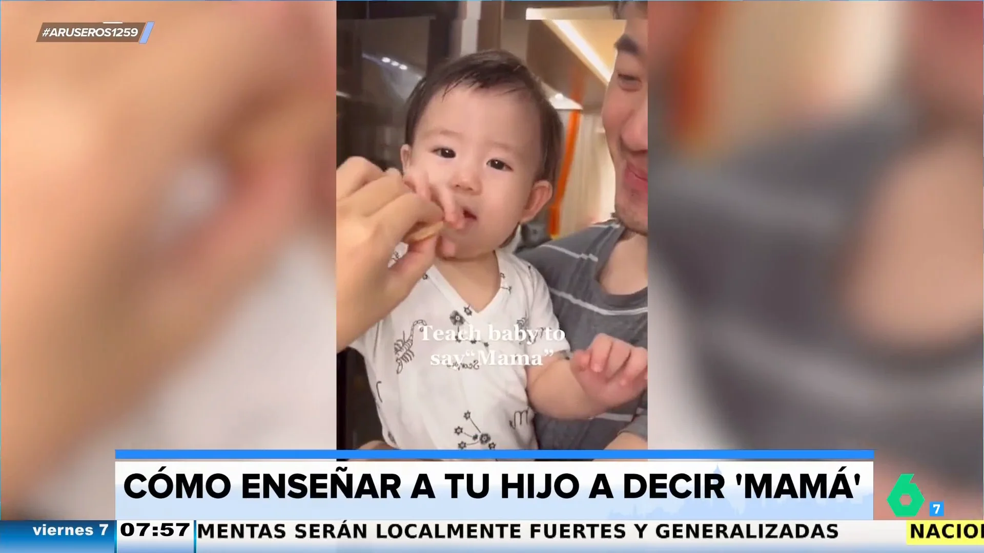 Así enseñan a un niño a decir 'mamá': sobornan al pequeño con galletas para que lo diga