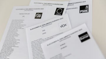 Papeletas de las diferentes formaciones que se presentan a las elecciones europeas en España en 2024