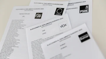 Papeletas de las diferentes formaciones que se presentan a las elecciones europeas en España en 2024