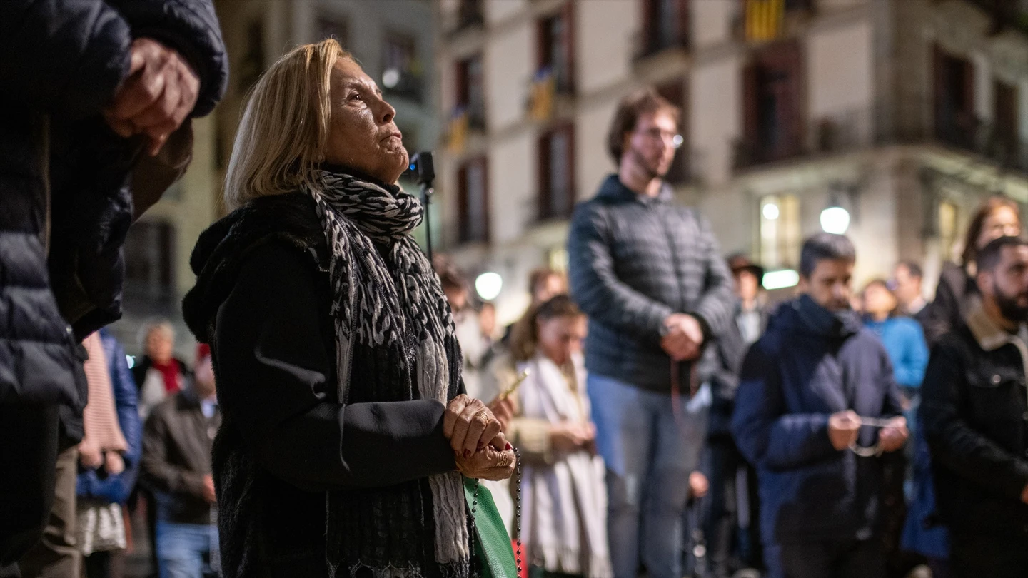 Imagen de archivo de una mujer manifestándose. Imagen de archivo de una mujer manifestándose.