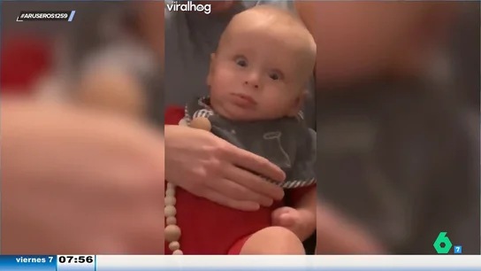 La graciosa reacción de un bebé al tirarse por un tobogán: su cara lo dice todo La graciosa reacción de un bebé al tirarse por un tobogán: su cara lo dice todo
