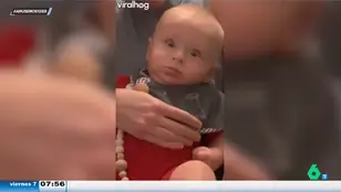 La graciosa reacción de un bebé al tirarse por un tobogán: su cara lo dice todo