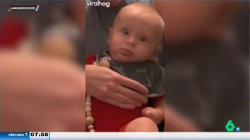 La graciosa reacción de un bebé al tirarse por un tobogán: su cara lo dice todo