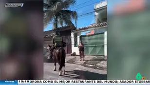 Una mujer pide comida a domicilio y para su sorpresa el repartidor aparece subido en un caballo