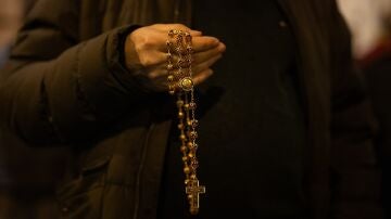 Imagen de archivo de una manifestante con un rosario en Ferraz.