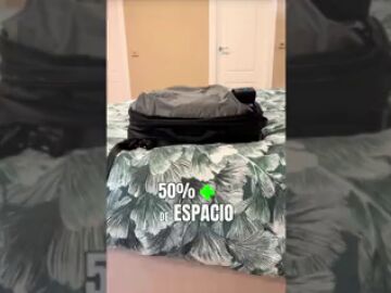 La mochila viral en TikTok para viajar en avión que envasa al vacío tu ropa