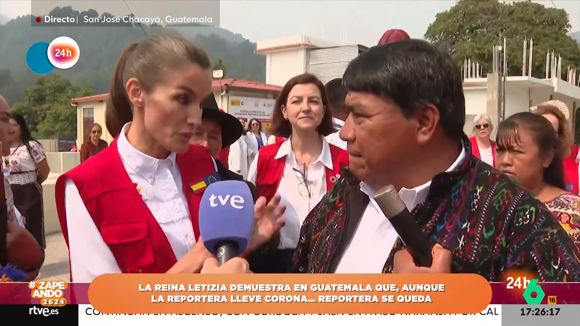 Letizia vuelve a ser periodista por un día: así improvisó una entrevista a un alcalde de Guatemala en su última visita