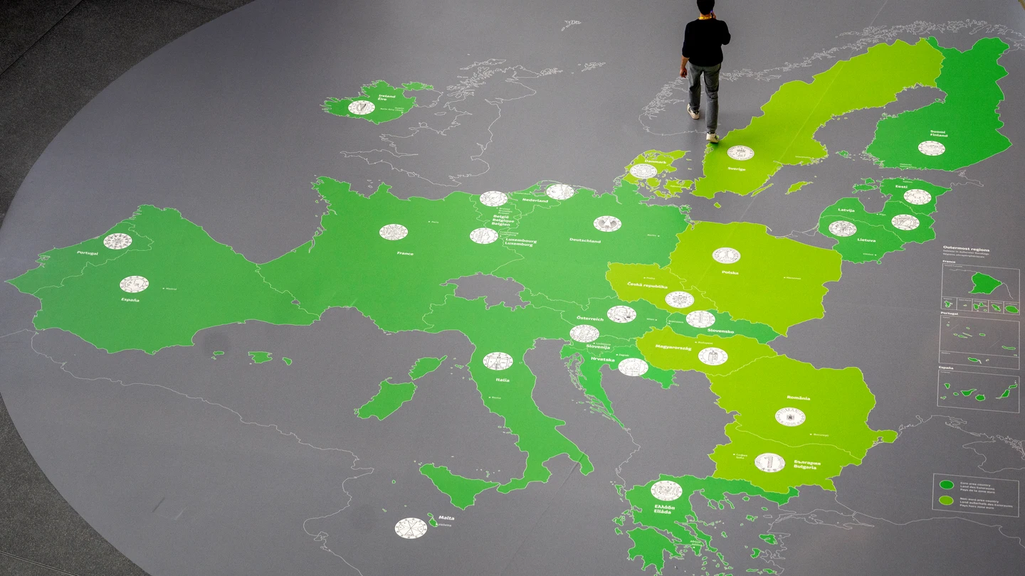 Un hombre, caminando sobre un mapa de los países de la Eurozona en la sede de BCE Un hombre, caminando sobre un mapa de los países de la Eurozona en la sede de BCE