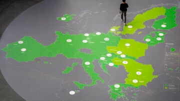 Un hombre, caminando sobre un mapa de los países de la Eurozona en la sede de BCE