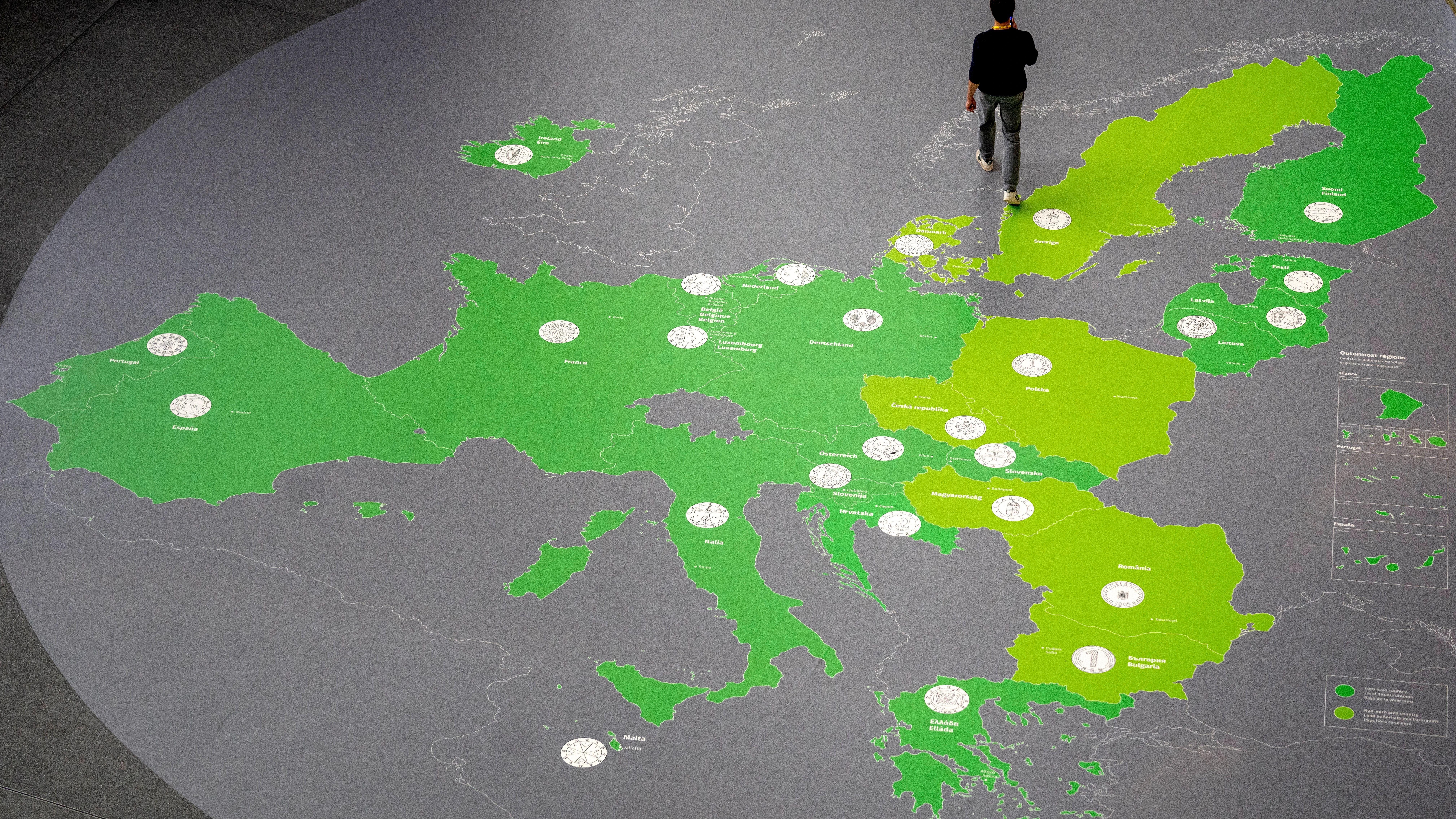 Un hombre, caminando sobre un mapa de los países de la Eurozona en la sede de BCE