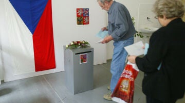 People cast their ballots at a polling station in elections for the European Parliament on June 11, 2004 in Prague, Czech Republic.