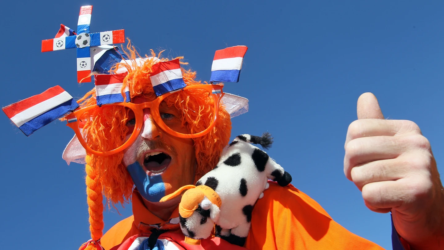 Un fan de Países Bajos, con la bandera y los colores nacionales, en el Mundial de Sudáfrica de 2010 Un fan de Países Bajos, con la bandera y los colores nacionales, en el Mundial de Sudáfrica de 2010