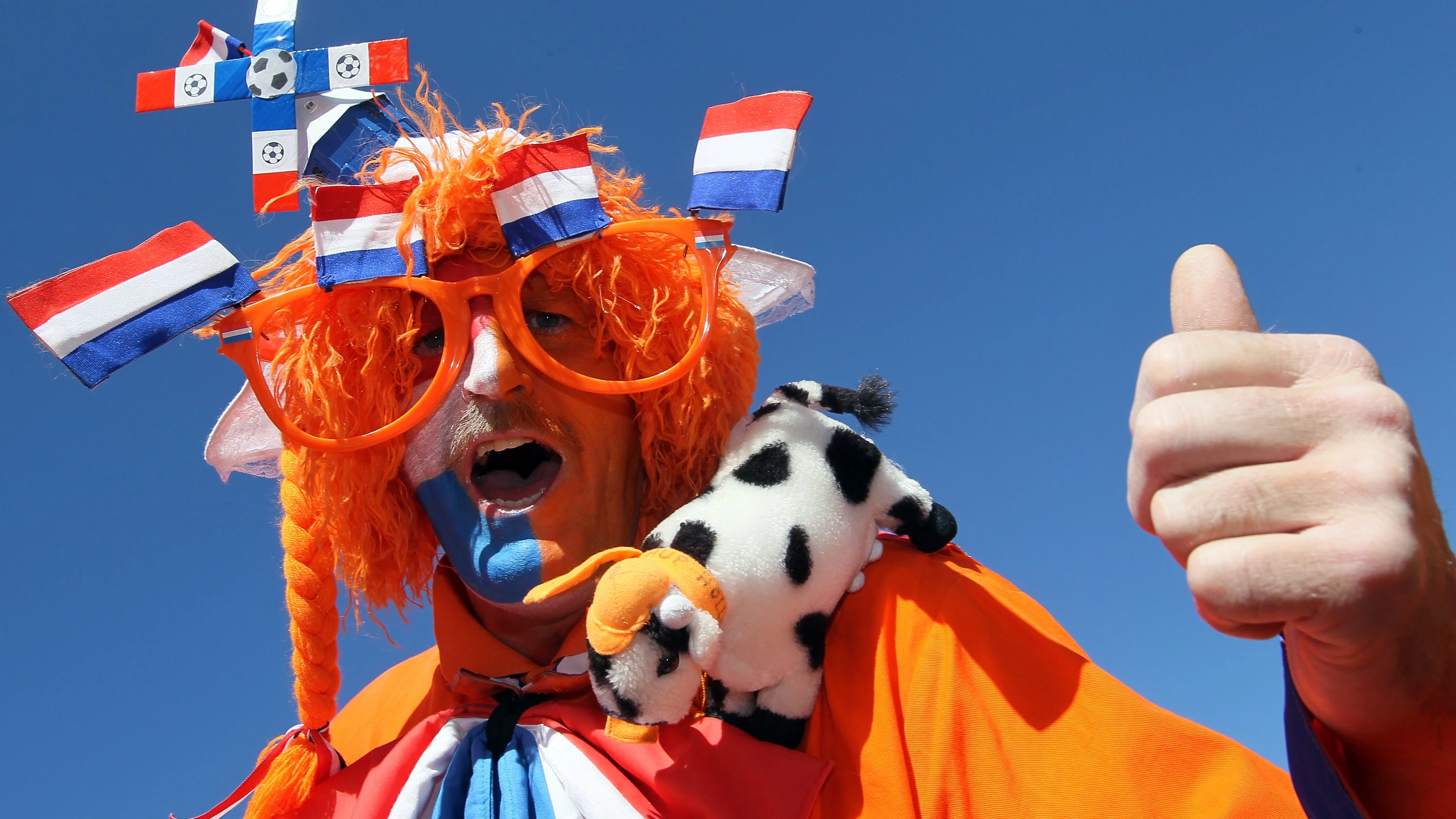 Un fan de Países Bajos, con la bandera y los colores nacionales, en el Mundial de Sudáfrica de 2010