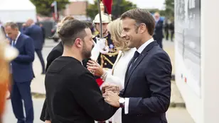 El presidente ucraniano, Volodymyr Zelenskyy, a la izquierda, saluda al presidente francés, Emmanuel Macron, a la derecha