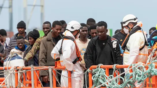 Un grupo de migrantes llega a Arrecife, en la isla de Lanzarote, esta semana. Un grupo de migrantes llega a Arrecife, en la isla de Lanzarote, esta semana.