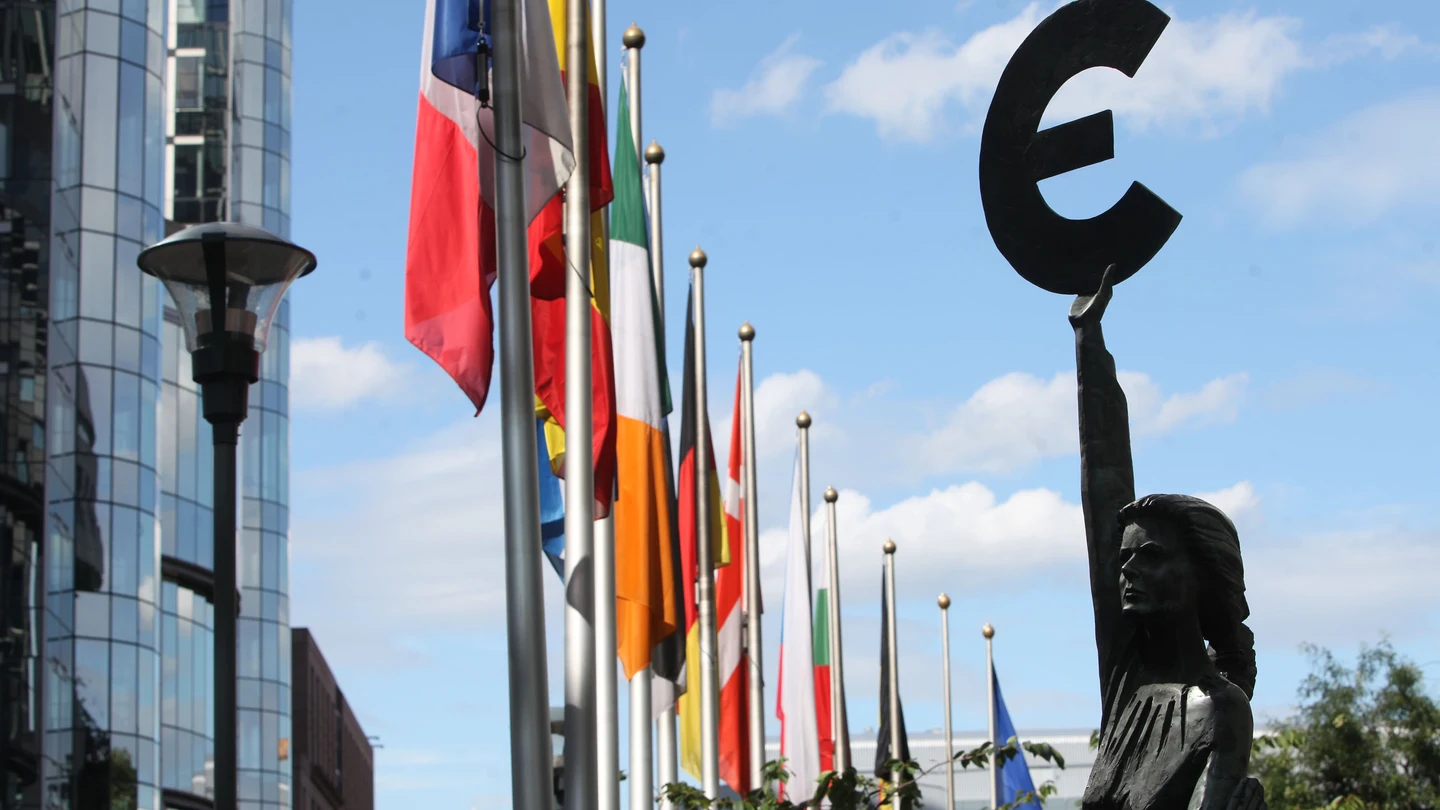 Una estatua con el símbolo del euro frente al edificio del Parlamento Europeo en Bruselas en 2011 Una estatua con el símbolo del euro frente al edificio del Parlamento Europeo en Bruselas en 2011