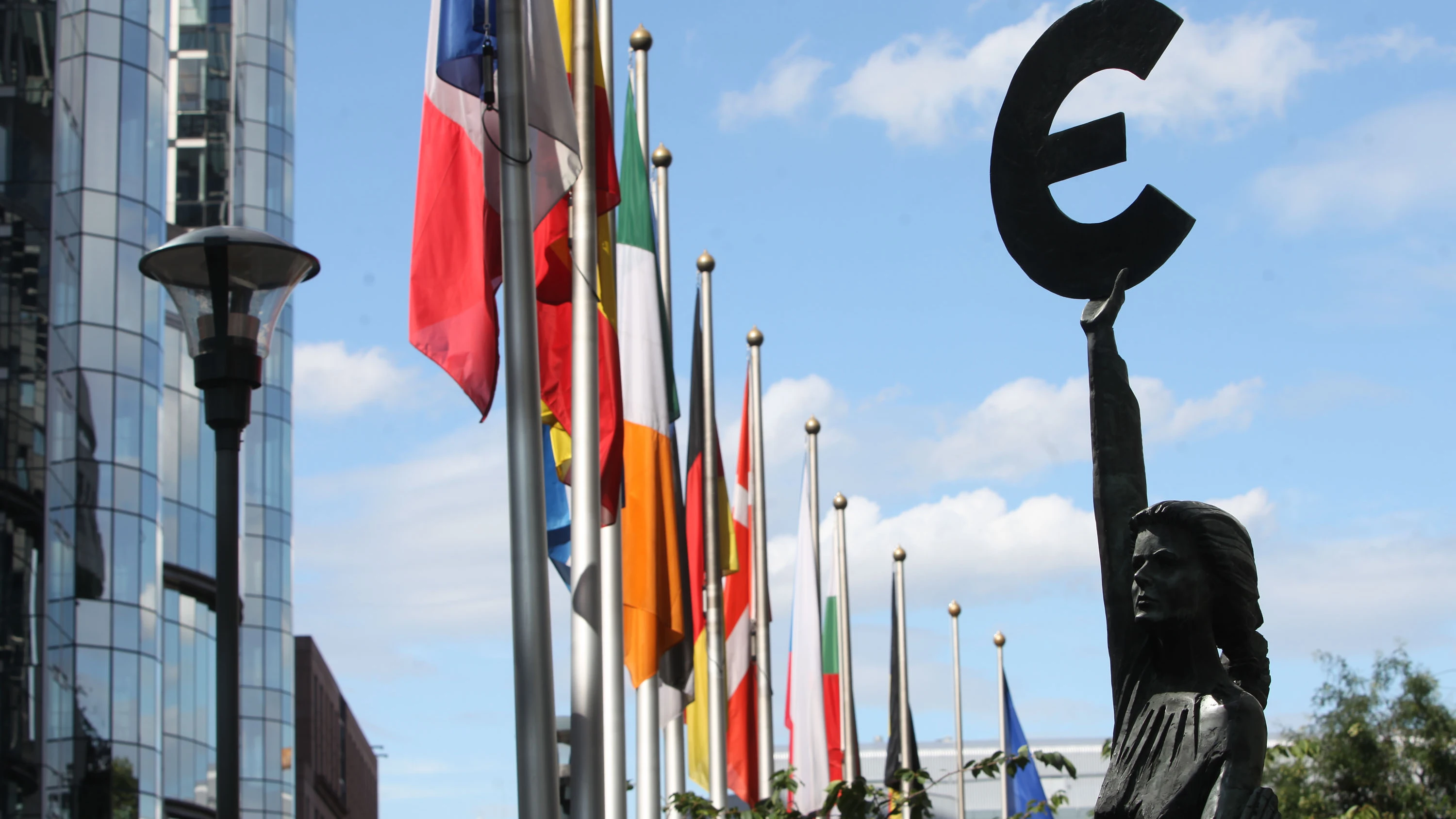 Una estatua con el símbolo del euro frente al edificio del Parlamento Europeo en Bruselas en 2011